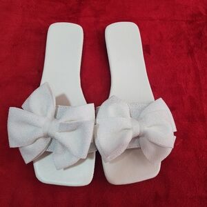 NWOT WHITE BOW SLIP ON SANDALS